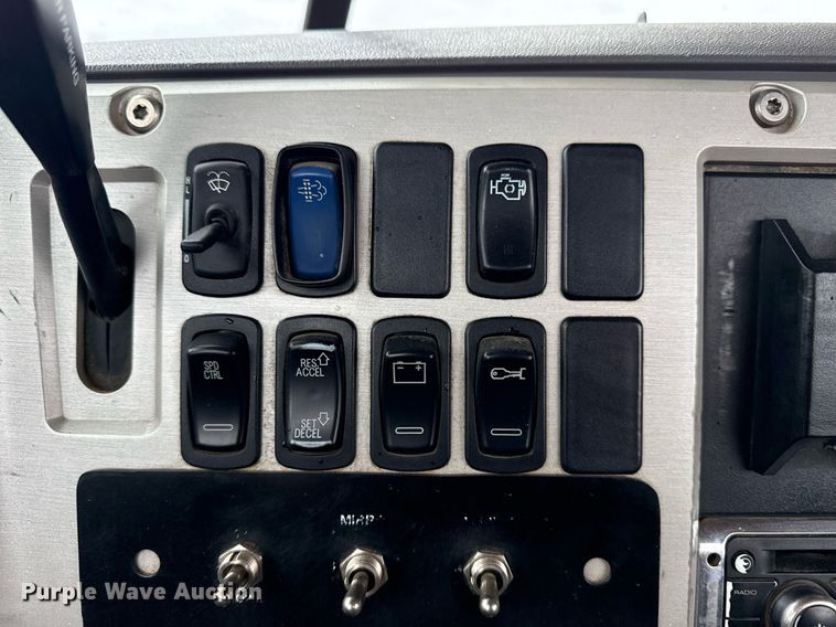 image for item EG5712 2013 Mack CXU612 toter truck