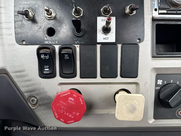 image for item EG5712 2013 Mack CXU612 toter truck