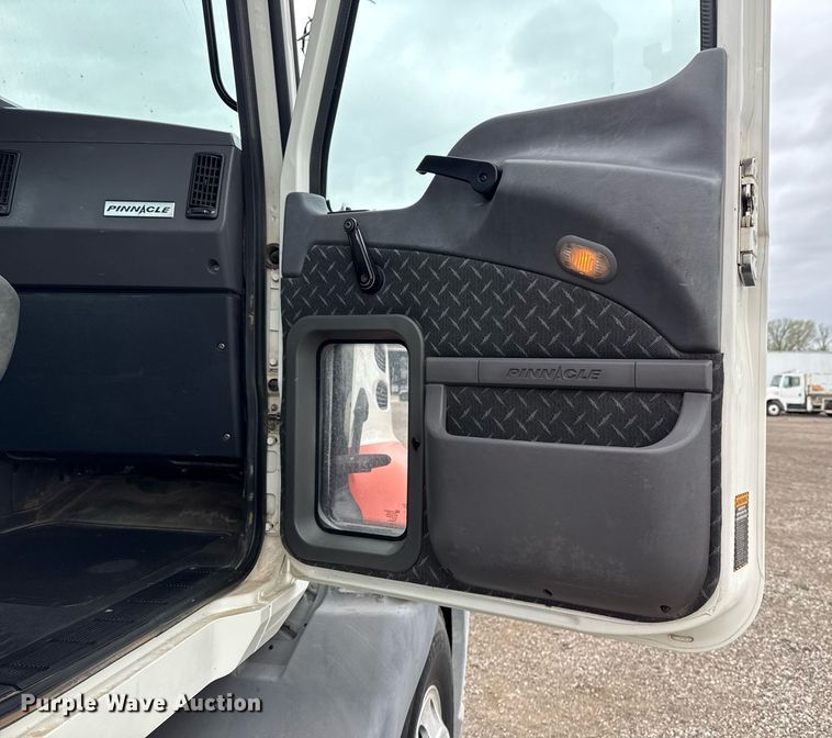 image for item EG5712 2013 Mack CXU612 toter truck