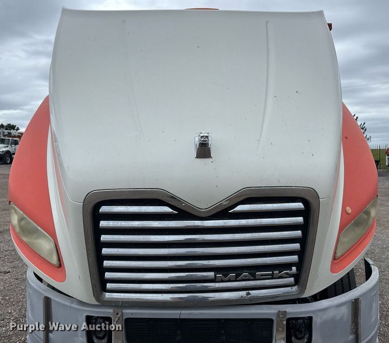 image for item EG5712 2013 Mack CXU612 toter truck