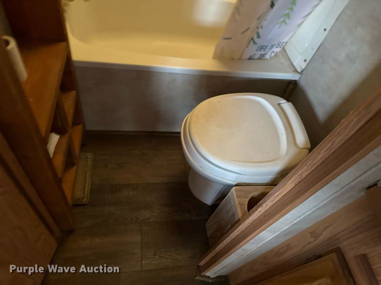 image for item EG5723 2004 Jayco Inc Jay Flight camper