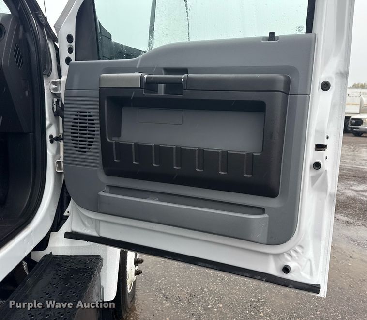 image for item EG5726 2016 Ford F650 Super Duty box truck