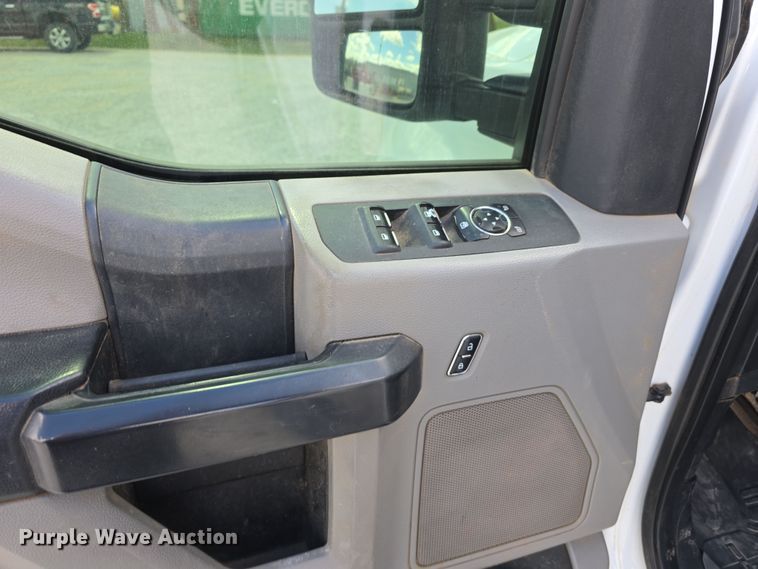 image for item EH8838 2017 Ford F250 Super Duty Crew Cab pickup truck