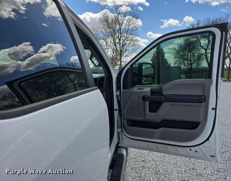 image for item EH8838 2017 Ford F250 Super Duty Crew Cab pickup truck