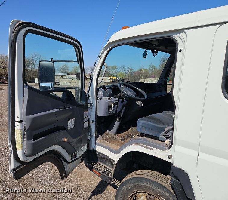 image for item EI8938 2017 Mitsubishi Fuso FEC72KL3WUHJ Crew Cab flatbed truck