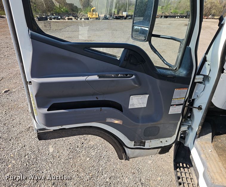 image for item EI8938 2017 Mitsubishi Fuso FEC72KL3WUHJ Crew Cab flatbed truck