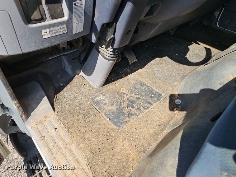 image for item EI8938 2017 Mitsubishi Fuso FEC72KL3WUHJ Crew Cab flatbed truck