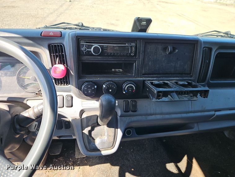 image for item EI8938 2017 Mitsubishi Fuso FEC72KL3WUHJ Crew Cab flatbed truck