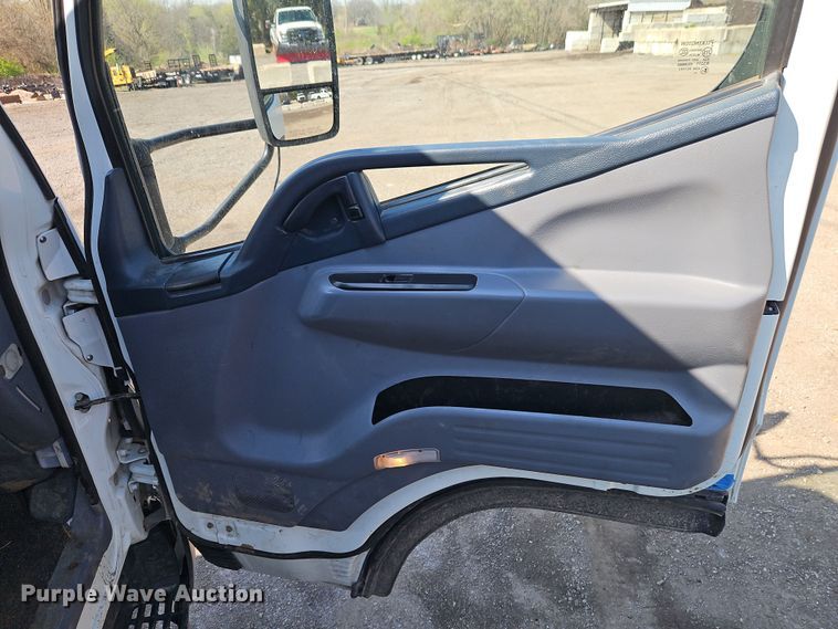 image for item EI8938 2017 Mitsubishi Fuso FEC72KL3WUHJ Crew Cab flatbed truck