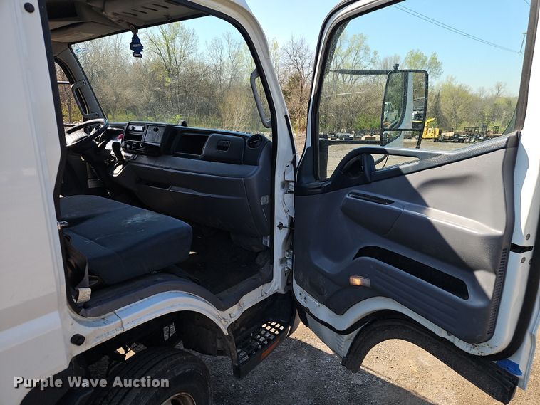 image for item EI8938 2017 Mitsubishi Fuso FEC72KL3WUHJ Crew Cab flatbed truck