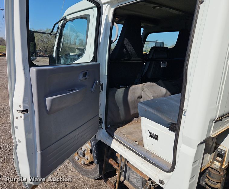 image for item EI8938 2017 Mitsubishi Fuso FEC72KL3WUHJ Crew Cab flatbed truck