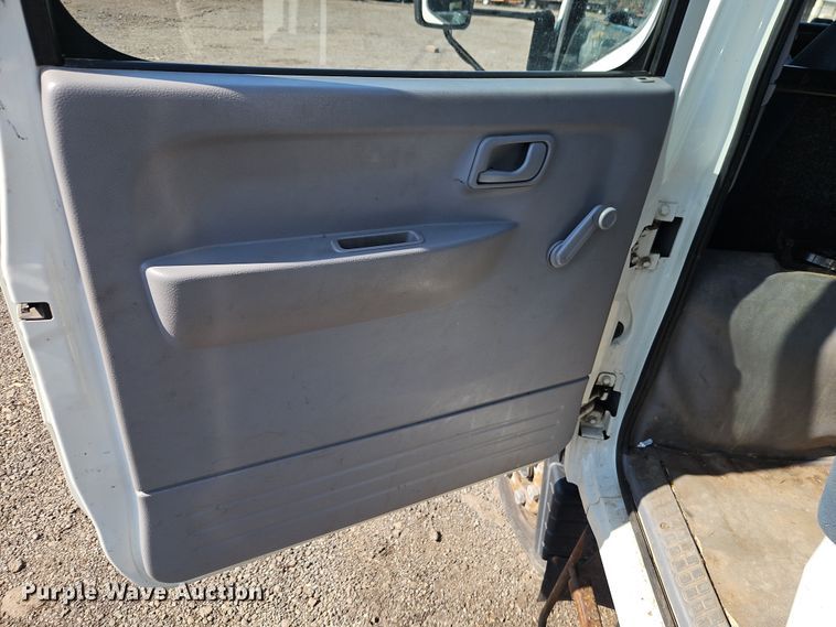 image for item EI8938 2017 Mitsubishi Fuso FEC72KL3WUHJ Crew Cab flatbed truck