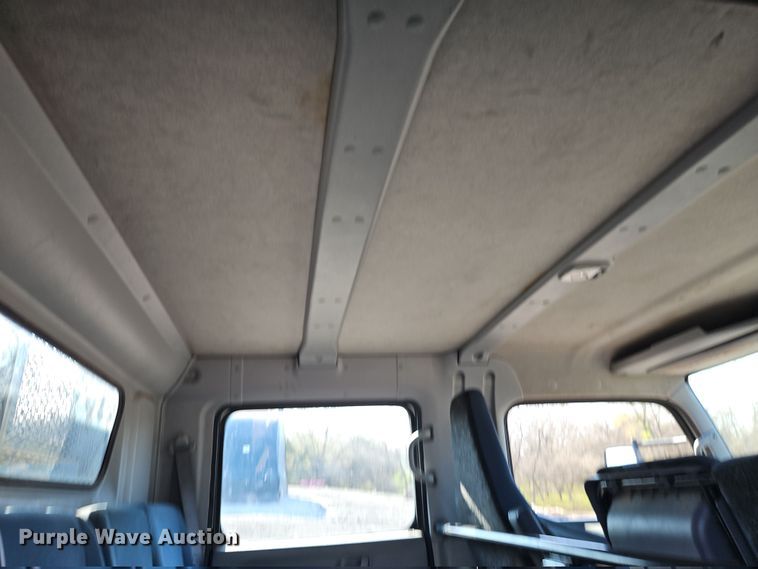 image for item EI8938 2017 Mitsubishi Fuso FEC72KL3WUHJ Crew Cab flatbed truck