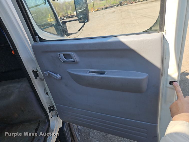 image for item EI8938 2017 Mitsubishi Fuso FEC72KL3WUHJ Crew Cab flatbed truck