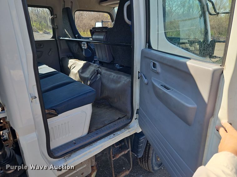 image for item EI8938 2017 Mitsubishi Fuso FEC72KL3WUHJ Crew Cab flatbed truck