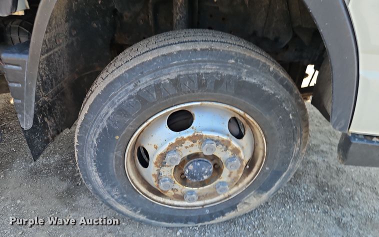 image for item EI8938 2017 Mitsubishi Fuso FEC72KL3WUHJ Crew Cab flatbed truck