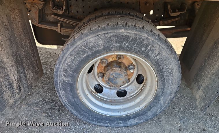 image for item EI8938 2017 Mitsubishi Fuso FEC72KL3WUHJ Crew Cab flatbed truck