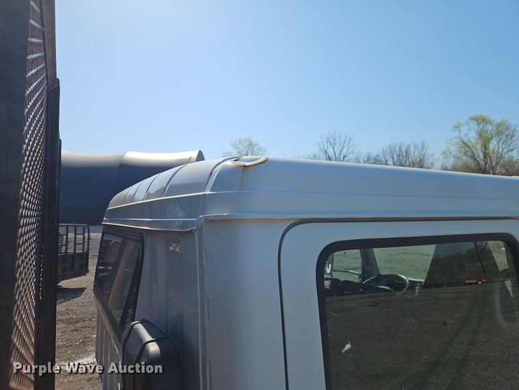 image for item EI8939 2017 Mitsubishi Fuso FEC72KL3WUHJ Crew Cab flatbed truck