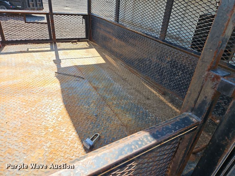 image for item EI8939 2017 Mitsubishi Fuso FEC72KL3WUHJ Crew Cab flatbed truck