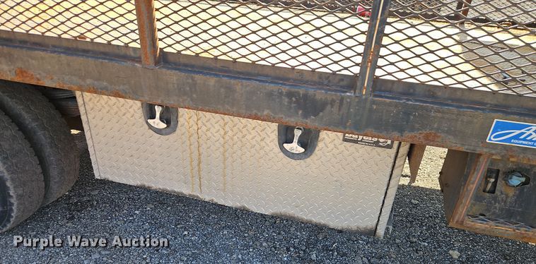 image for item EI8939 2017 Mitsubishi Fuso FEC72KL3WUHJ Crew Cab flatbed truck