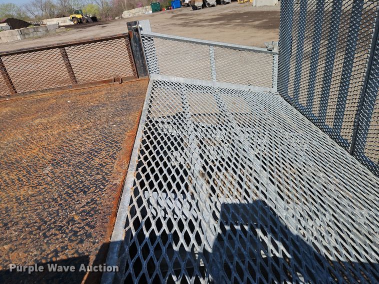 image for item EI8939 2017 Mitsubishi Fuso FEC72KL3WUHJ Crew Cab flatbed truck