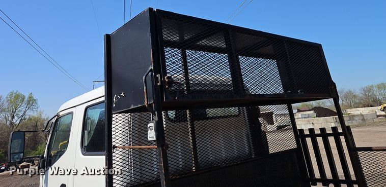 image for item EI8939 2017 Mitsubishi Fuso FEC72KL3WUHJ Crew Cab flatbed truck