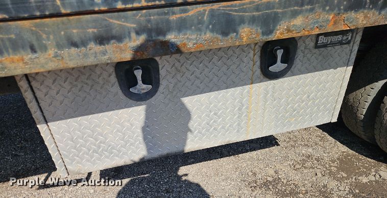 image for item EI8939 2017 Mitsubishi Fuso FEC72KL3WUHJ Crew Cab flatbed truck