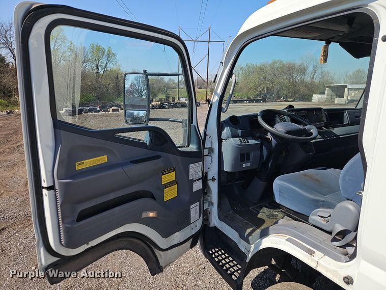 image for item EI8939 2017 Mitsubishi Fuso FEC72KL3WUHJ Crew Cab flatbed truck