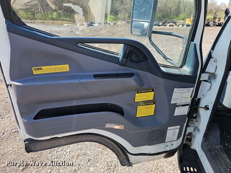 image for item EI8939 2017 Mitsubishi Fuso FEC72KL3WUHJ Crew Cab flatbed truck