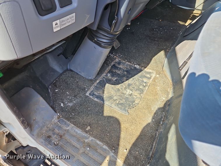 image for item EI8939 2017 Mitsubishi Fuso FEC72KL3WUHJ Crew Cab flatbed truck