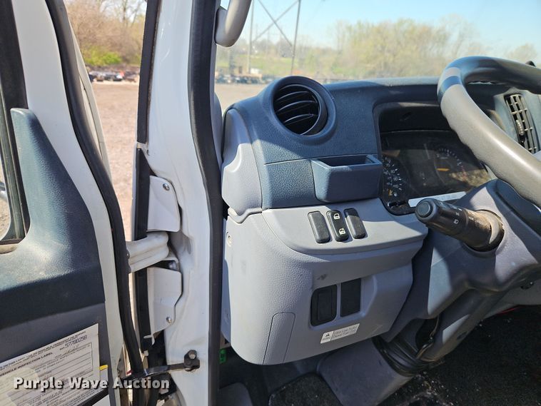 image for item EI8939 2017 Mitsubishi Fuso FEC72KL3WUHJ Crew Cab flatbed truck