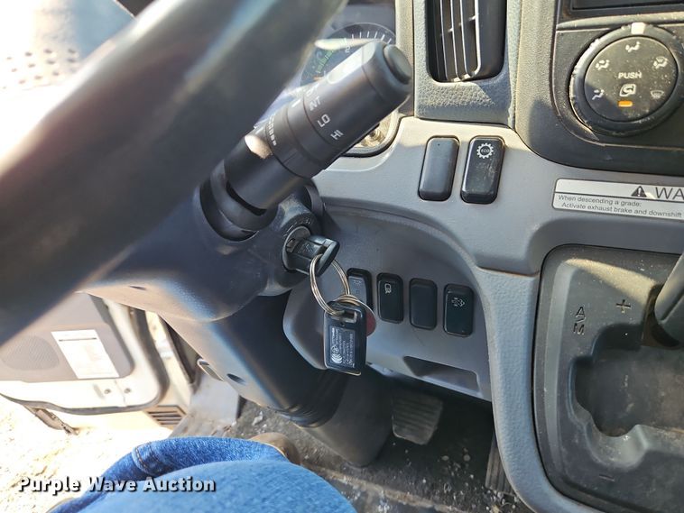 image for item EI8939 2017 Mitsubishi Fuso FEC72KL3WUHJ Crew Cab flatbed truck