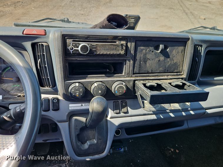 image for item EI8939 2017 Mitsubishi Fuso FEC72KL3WUHJ Crew Cab flatbed truck