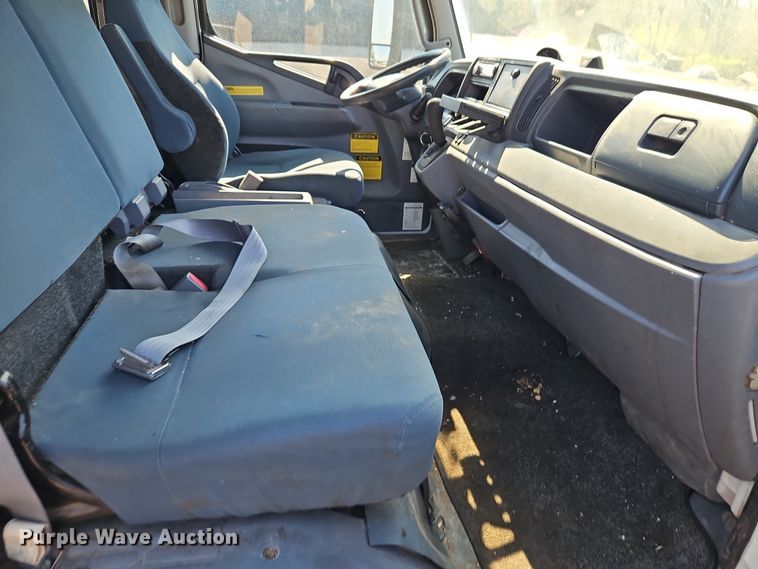 image for item EI8939 2017 Mitsubishi Fuso FEC72KL3WUHJ Crew Cab flatbed truck