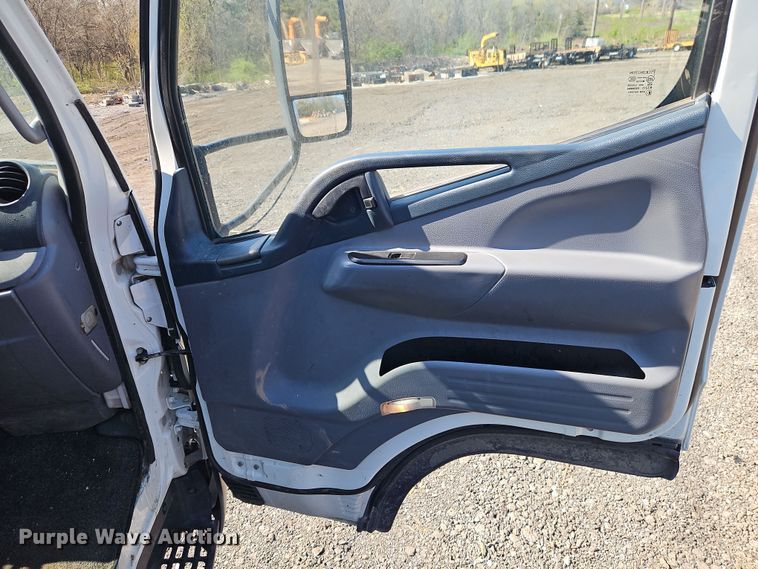 image for item EI8939 2017 Mitsubishi Fuso FEC72KL3WUHJ Crew Cab flatbed truck