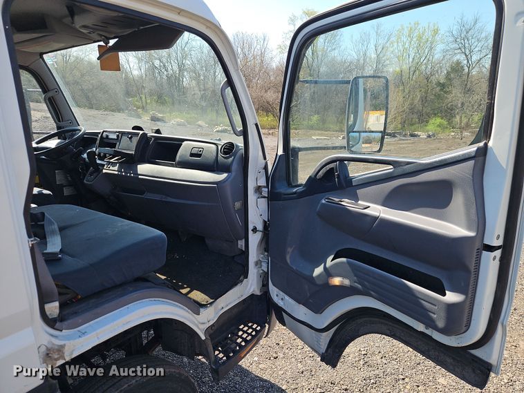 image for item EI8939 2017 Mitsubishi Fuso FEC72KL3WUHJ Crew Cab flatbed truck