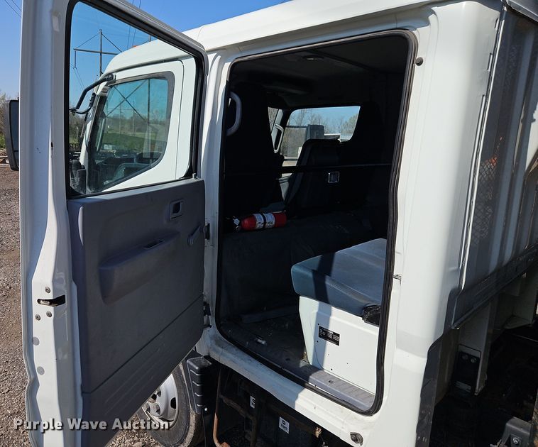 image for item EI8939 2017 Mitsubishi Fuso FEC72KL3WUHJ Crew Cab flatbed truck