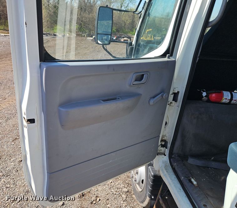 image for item EI8939 2017 Mitsubishi Fuso FEC72KL3WUHJ Crew Cab flatbed truck