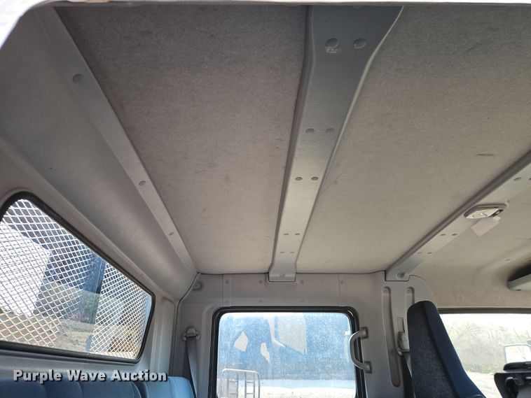 image for item EI8939 2017 Mitsubishi Fuso FEC72KL3WUHJ Crew Cab flatbed truck