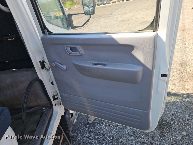 image for item EI8939 2017 Mitsubishi Fuso FEC72KL3WUHJ Crew Cab flatbed truck