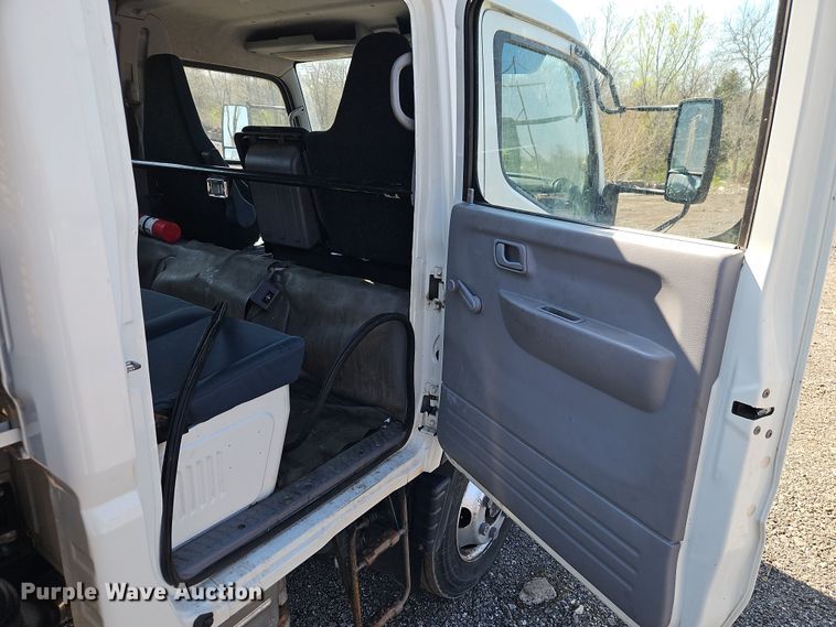 image for item EI8939 2017 Mitsubishi Fuso FEC72KL3WUHJ Crew Cab flatbed truck