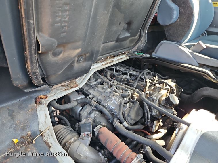 image for item EI8939 2017 Mitsubishi Fuso FEC72KL3WUHJ Crew Cab flatbed truck