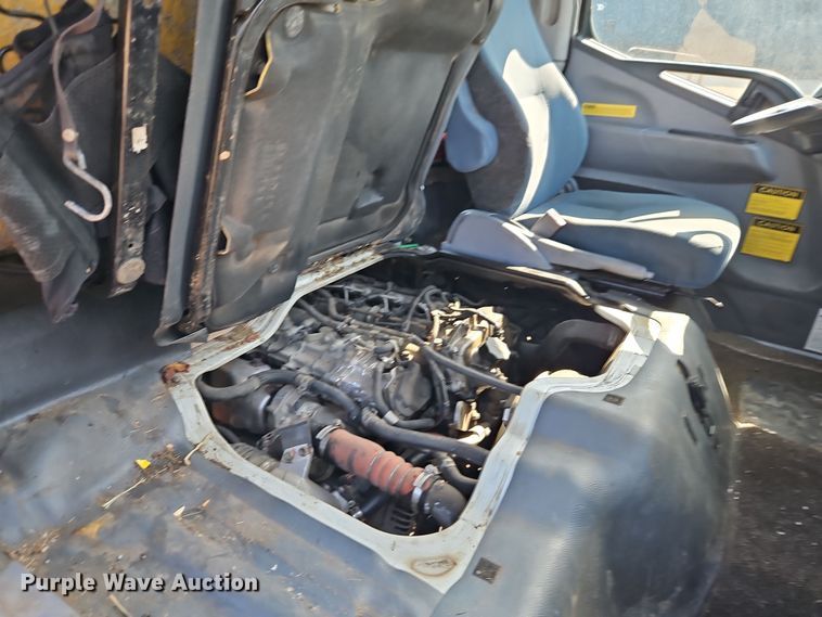 image for item EI8939 2017 Mitsubishi Fuso FEC72KL3WUHJ Crew Cab flatbed truck