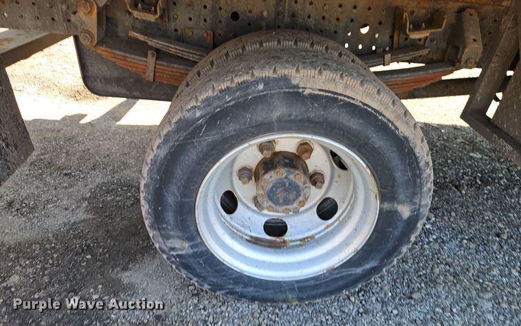 image for item EI8939 2017 Mitsubishi Fuso FEC72KL3WUHJ Crew Cab flatbed truck