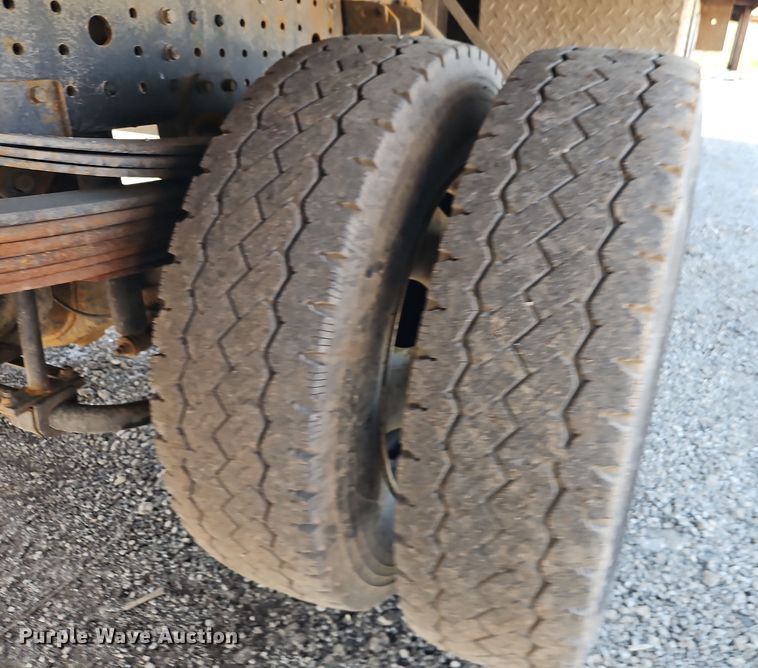 image for item EI8939 2017 Mitsubishi Fuso FEC72KL3WUHJ Crew Cab flatbed truck