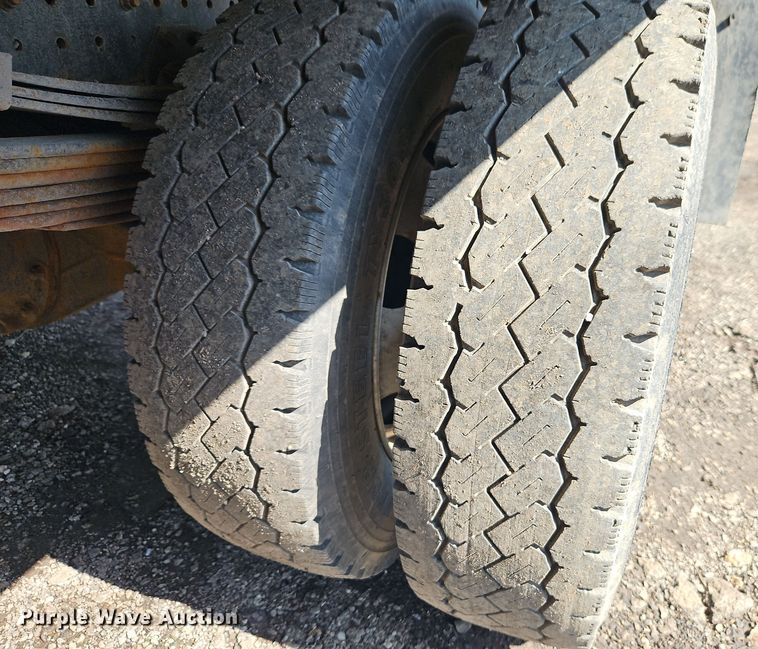 image for item EI8939 2017 Mitsubishi Fuso FEC72KL3WUHJ Crew Cab flatbed truck