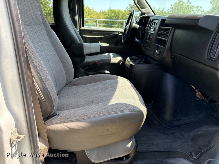 image for item EJ3563 2016 Chevrolet Express 3500 van