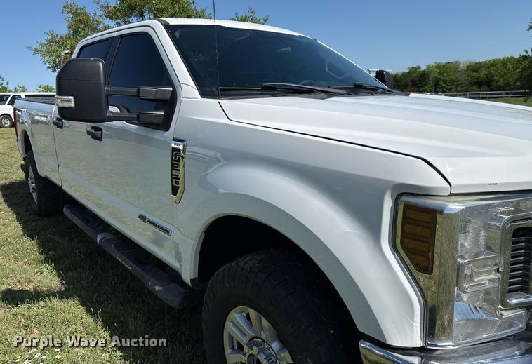 image for item EJ3574 2018 Ford F350 Super Duty XLT Crew Cab pickup truck