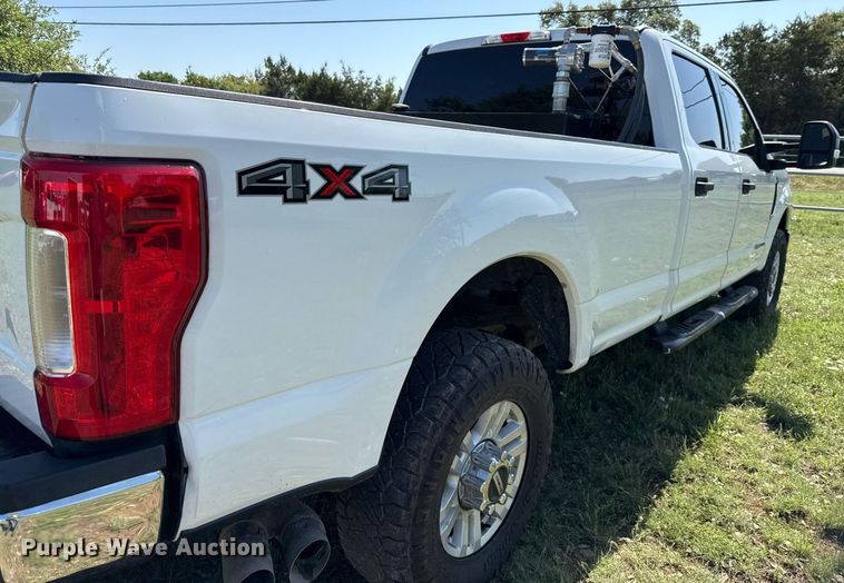 image for item EJ3574 2018 Ford F350 Super Duty XLT Crew Cab pickup truck