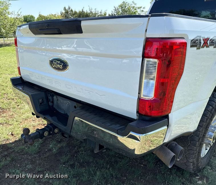 image for item EJ3574 2018 Ford F350 Super Duty XLT Crew Cab pickup truck